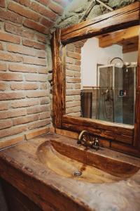 uma casa de banho com um lavatório de madeira e um espelho em Podklášterský domek em Trebic