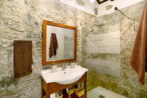 ein Badezimmer mit Waschbecken und Spiegel in der Unterkunft La casa nueva in Fataga + 26 Fotos