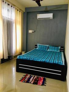Ένα ή περισσότερα κρεβάτια σε δωμάτιο στο OYO Home Road House