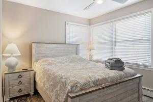 ein Schlafzimmer mit einem Bett und einem Fenster in der Unterkunft 33rd Unit 2 Catch some rays Parking Beach 2 Blocks Away in Brigantine