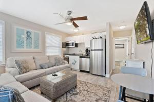 ein Wohnzimmer mit Couch und Küche in der Unterkunft 33rd Unit 2 Catch some rays Parking Beach 2 Blocks Away in Brigantine