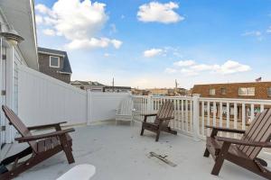 Ein Balkon oder eine Terrasse in der Unterkunft 33rd Unit 2 Catch some rays Parking Beach 2 Blocks Away