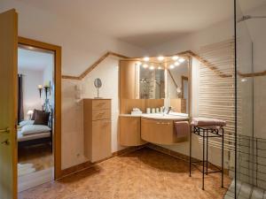 La salle de bains est pourvue d'un lavabo et d'un miroir. dans l'établissement Ferienwohnung Luna, à Wörgl