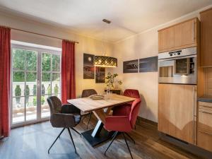 una cucina e una sala da pranzo con tavolo e sedie di Ferienwohnung Luna a Wörgl