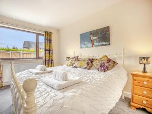 sypialnia z białym łóżkiem i dużym oknem w obiekcie Casa Mia w mieście Terrington Saint John
