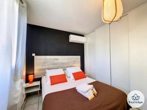 a bedroom with a large bed with red pillows at Dodo blanc - T2 de 54 m² à la Saline-les-Bains in La Saline les Bains