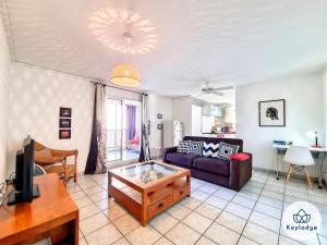 a living room with a couch and a table at Dodo blanc - T2 de 54 m² à la Saline-les-Bains in La Saline les Bains