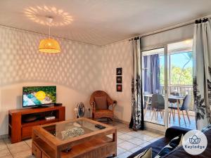 a living room with a couch and a table at Dodo blanc - T2 de 54 m² à la Saline-les-Bains in La Saline les Bains