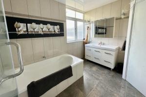 Ein Badezimmer in der Unterkunft The Tirau Cottage - Waikato