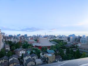 - une vue sur une ville avec des bâtiments et une pagode dans l'établissement the Moto Hotel Asakusa, à Tokyo