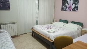 1 dormitorio con 1 cama, mesa y sillas en B&B Vistamare, en Villa San Giovanni