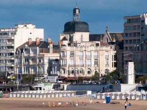 レ・サ​​ーブル・ドロンヌにあるAppartement Les Sables-d'Olonne, 1 pièce, 3 personnes - FR-1-92-608の海岸の建物群