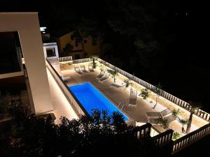 Luxury Beachfront Villa Carlisa 부지 내 또는 인근 수영장 전경