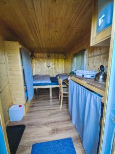 Dapur atau dapur kecil di Glamping na Bídě