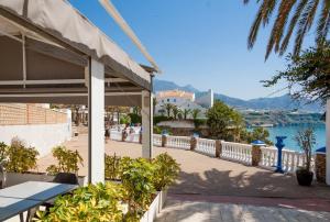 patio ze stołem i widokiem na wodę w obiekcie Canovas Nerja - Alcazaba Parador, piscina, 2 dorm w mieście Nerja