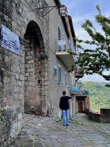 un homme debout devant un bâtiment dans l'établissement Cantina nel Castello, à Montegiovi