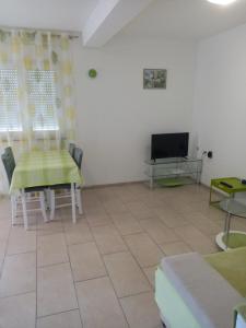 TV a/nebo společenská místnost v ubytování Apartmani Cesar