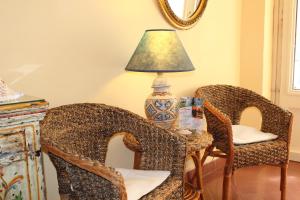 una mesa con dos sillas y una lámpara. en Hotel Residence Le Chiavi Di San Francesco, en Trapani