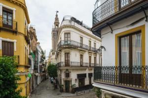 Une allée dans une ville avec des bâtiments dans l'établissement numa I Molina Apartments, à Séville