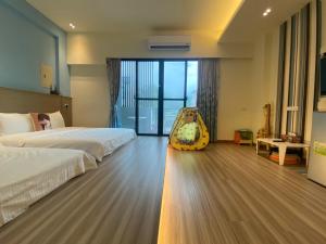 Guan Guan Xiang Hu في قوانشان: غرفة نوم مع سرير ومرجيح طفل أصفر
