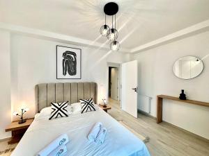 um quarto com uma cama com sapatos azuis em A12 stylish and modern 2bds in La Marsa em La Marsa