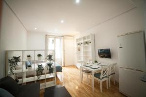salon ze stołem i jadalnią w obiekcie Apartments Madrid Principe 2 w Madrycie
