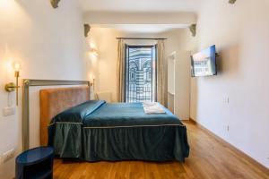 ein kleines Schlafzimmer mit einem Bett und einem Fenster in der Unterkunft B&B Soggiorno Battistero in Florenz