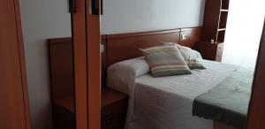 Posteľ alebo postele v izbe v ubytovaní Apartamento Mercedes Quenxe Corcubión
