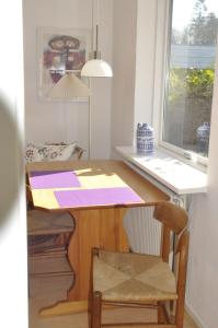 scrivania in camera con finestra di Guesthouse Højland a Ry