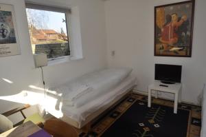 a white room with a bed and a window at Guesthouse Højland in Ry