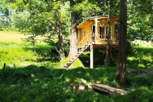 Un jardín fuera de Treehouse LEA
