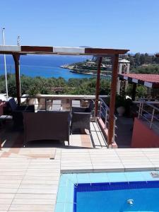 d'une terrasse avec une piscine et une vue sur l'océan. dans l'établissement Villa Smaro, à Marathi