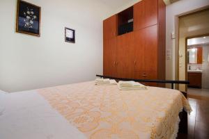 ein Schlafzimmer mit einem Bett mit zwei Handtüchern darauf in der Unterkunft Villa Smaro in Marathi
