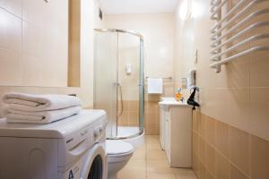 łazienka z pralką i toaletą w obiekcie Apartamenty i Studia HERBARIUM w Krakowie +37 zdjęć
