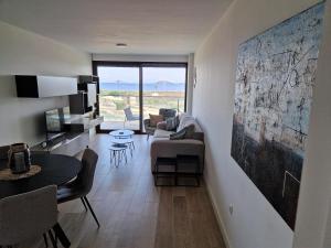 - un salon avec un canapé et une table dans l'établissement Los Flamencos Sea View Apartment, à Carthagène