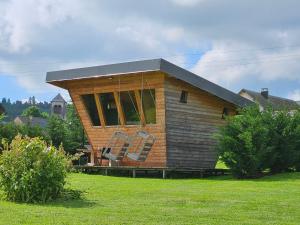 VerninesにあるLOGIS LAS CROZAS La Poupeの大きな窓のある小さな木造家屋