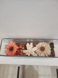 un tazón de cristal lleno de flores sobre una mesa en Vacanze romane, en Roma