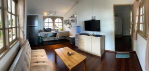 TV a/nebo společenská místnost v ubytování Perfect little house onthe beach (C1)