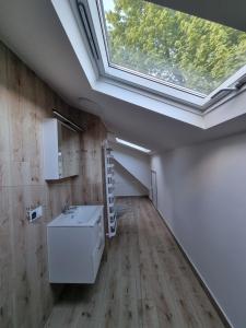 - une cuisine avec une lucarne et un évier dans la chambre dans l'établissement Domek na uboczu 3 pokoje 2 łazienki i taras, à Cracovie