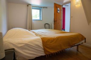 にあるGîte de l'Ecrin de l'Andelle - Forêt de Lyonsのベッドルーム1室(大型ベッド1台、黄色い毛布付)