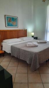 una camera con due letti e asciugamani di Le Ciaramire a Favignana