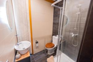 ein Bad mit einem WC, einem Waschbecken und einer Dusche in der Unterkunft Entire house 3 bedrooms in Victoria