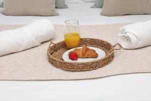 een ontbijtbord met een glas sinaasappelsap en aardbeien bij Watford Luxury 1 Bed Flat - Free Parking in Watford