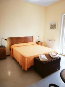 ein Schlafzimmer mit einem Bett mit zwei Telefonen darauf in der Unterkunft FORESTERIA DEL TEATRO in Agrigento