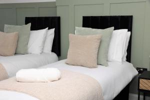 2 camas con almohadas una encima de la otra en Watford Luxury 1 Bed Flat - Free Parking en Watford