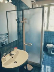 ein Bad mit einem Waschbecken, einer Dusche und einem WC in der Unterkunft FORESTERIA DEL TEATRO in Agrigento