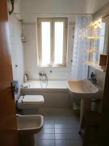 ein Badezimmer mit einer Badewanne, einem WC und einem Waschbecken in der Unterkunft FORESTERIA DEL TEATRO in Agrigento