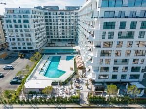 una vista sul soffitto di una piscina di fronte agli edifici di David & Andrei Infinity a Mamaia Nord - Năvodari