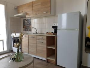 A kitchen or kitchenette at ēnNĒ Studios for Views & Tranquility