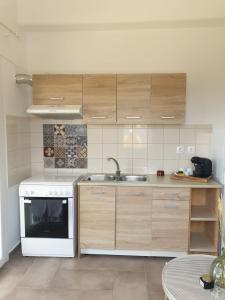 A kitchen or kitchenette at ēnNĒ Studios for Views & Tranquility